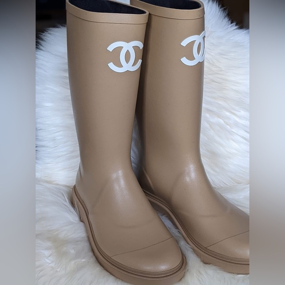Brand new in box size 39 beige rain boots authentic - Picture 2 of 2